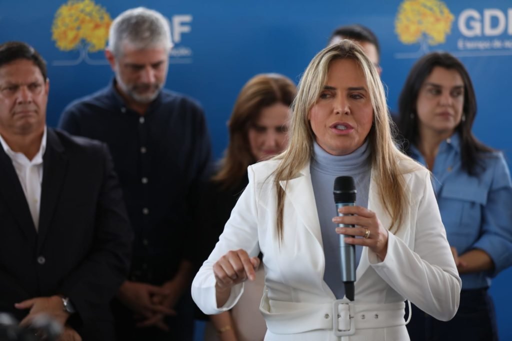 Ela é loira com cabelo tamanho médio