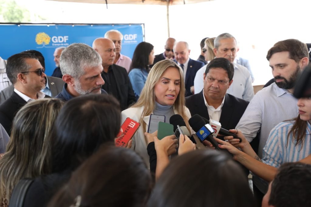 Celina em coletiva durante agenda