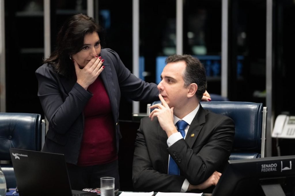 O Senado se reúne em sessão extraordinária semipresencial, para votar o projeto de decreto legislativo que autoriza a intervenção federal na segurança pública do Distrito Federal. No detalhe, a senadora Simone Tebet e o presidente da casa, Rodrigo Pacheco, conversam na mesa diretora - Metrópoles