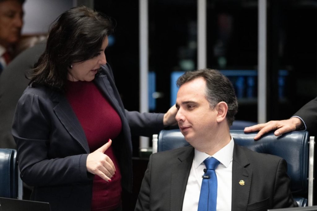 O Senado se reúne em sessão extraordinária semipresencial, para votar o projeto de decreto legislativo que autoriza a intervenção federal na segurança pública do Distrito Federal. No detalhe, a senadora Simone Tebet e o presidente da casa, Rodrigo Pacheco, conversam na mesa diretora - Metrópoles
