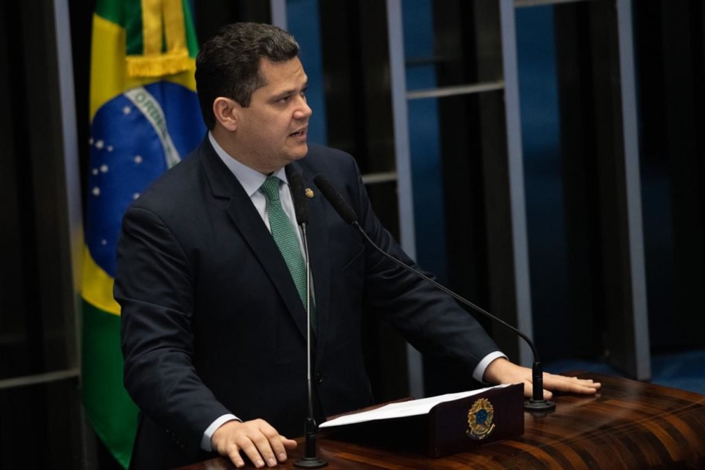 O Senado se reúne em sessão extraordinária semipresencial, para votar o projeto de decreto legislativo que autoriza a intervenção federal na segurança pública do Distrito Federal. No detalhe, o senador Davi Alcolumbre discursa na tribuna - Metrópoles