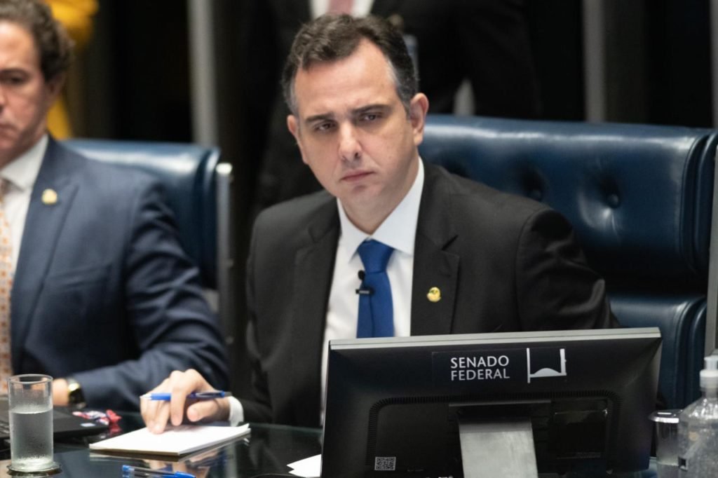 O Senado se reúne em sessão extraordinária semipresencial, para votar o projeto de decreto legislativo que autoriza a intervenção federal na segurança pública do Distrito Federal. No detalhe, o senador e presidente Rodrigo Pacheco olha painel eletrônico - Metrópoles