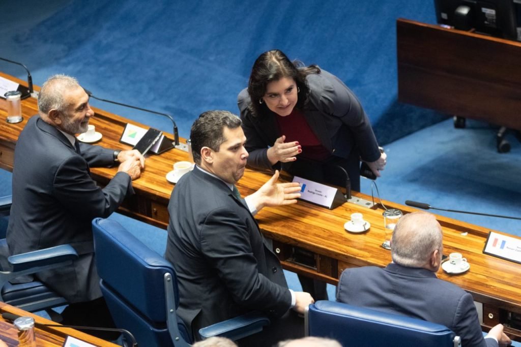 O Senado se reúne em sessão extraordinária semipresencial, para votar o projeto de decreto legislativo que autoriza a intervenção federal na segurança pública do Distrito Federal. No detalhe, Simone Tebet conversa com os senadores Davi Alcolumbre e Telmário Mota - Metrópoles