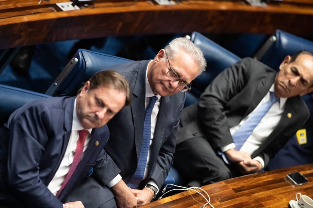 O Senado se reúne em sessão extraordinária semipresencial, para votar o projeto de decreto legislativo que autoriza a intervenção federal na segurança pública do Distrito Federal. No detalhe, os senadores Dário Berger, Renan Calheiros e Marcelo Castro assistem a sessão - Metrópoles