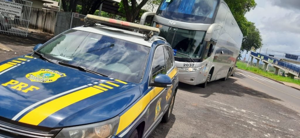O veículo com placa de Botucatu foi parado por agentes Polícia Rodoviária Federal (PRF)