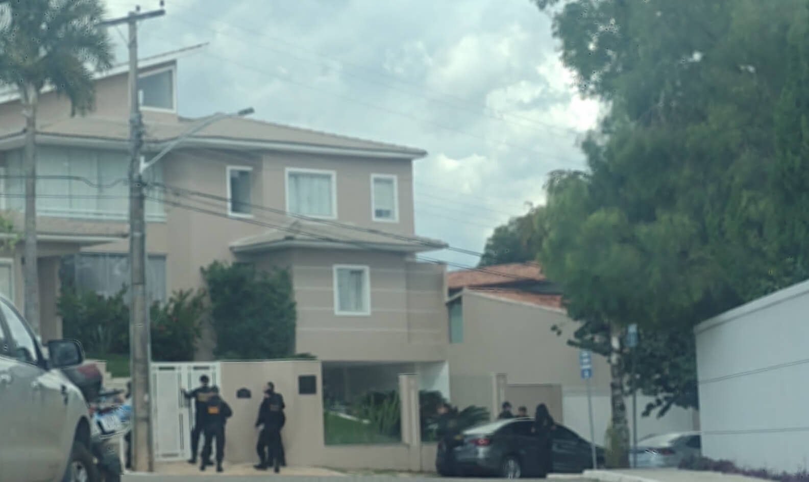 Agentes da Polícia Federal entram na casa do ex-ministro Anderson Torres, em Brasília