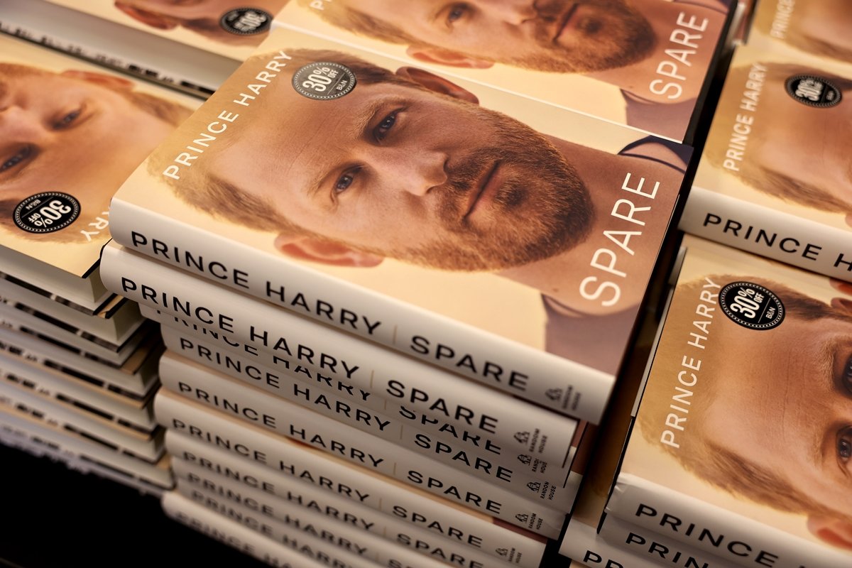 A imagem mostra várias capas do livro do Harry, um homem ruivo e branco