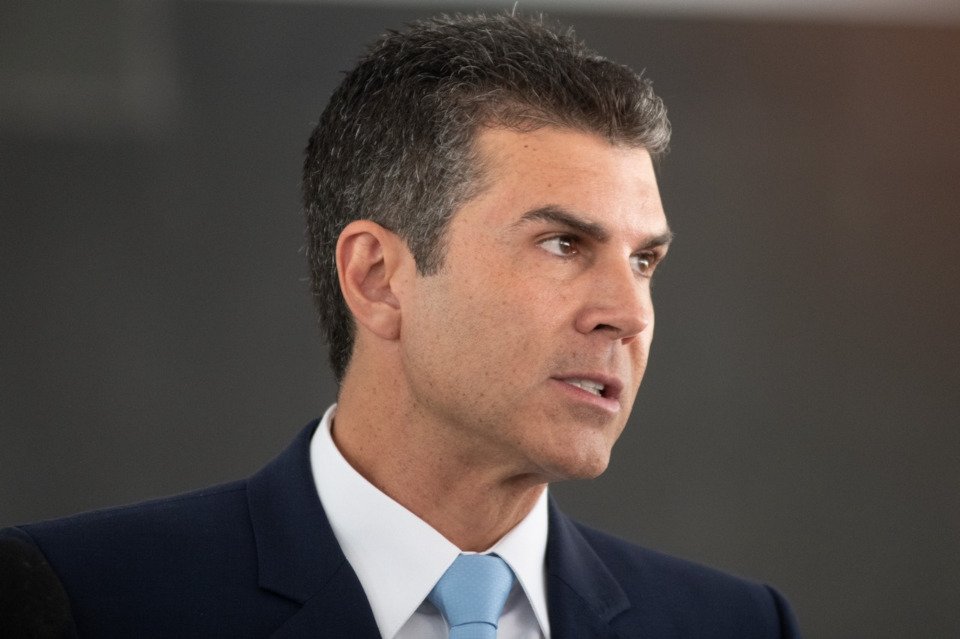 homem de terno olha para o lado