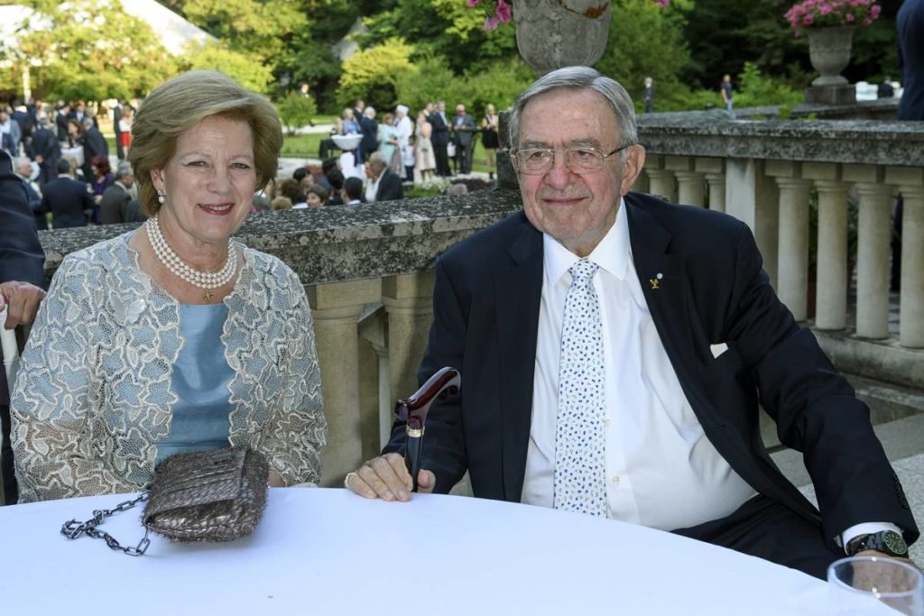 Monarquias prestam tributo ao rei da