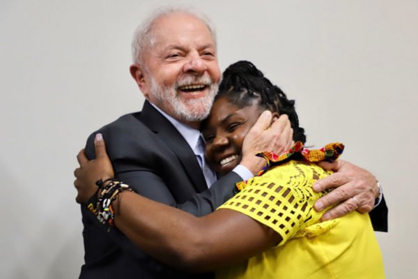 Lula abraça mulher negra