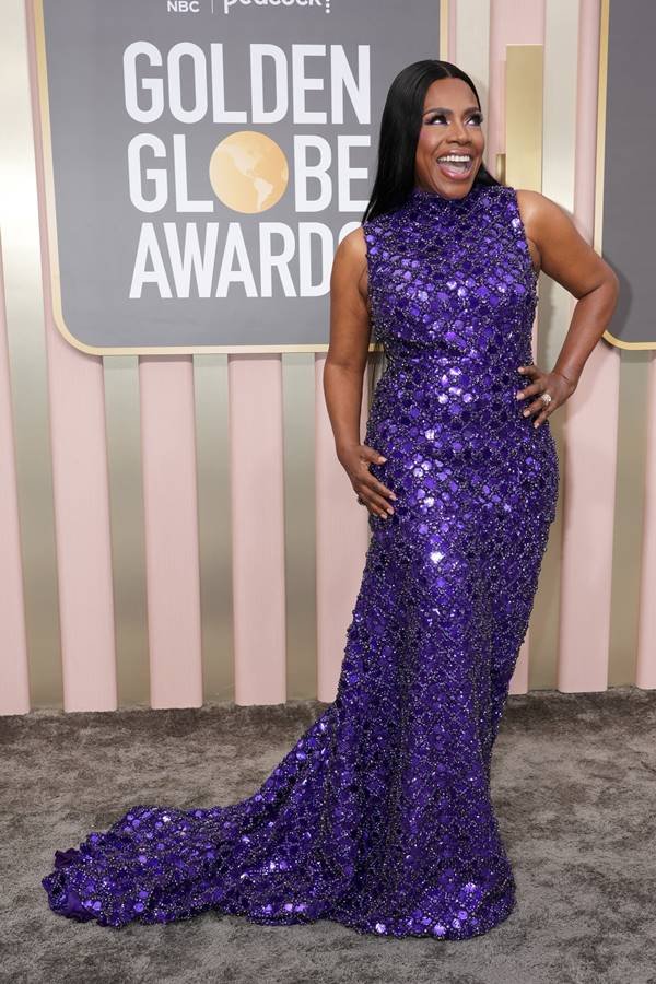 Sheryl Lee Ralph usando vestido roxo brilhoso no Globo de Ouro 2023 - Metrópoles