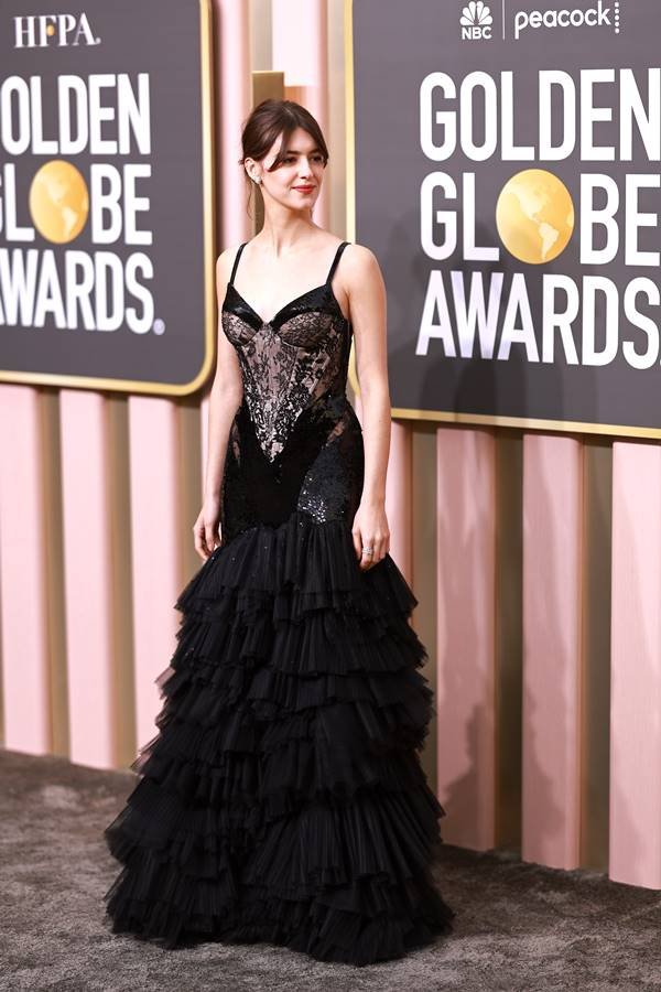 Daisy Edgar-Jones com vestido de renda no Globo de Ouro 2023 - Metrópoles