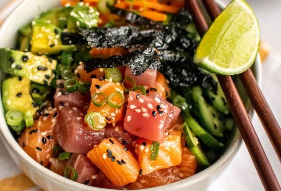 Poke de salmão e arroz japonês