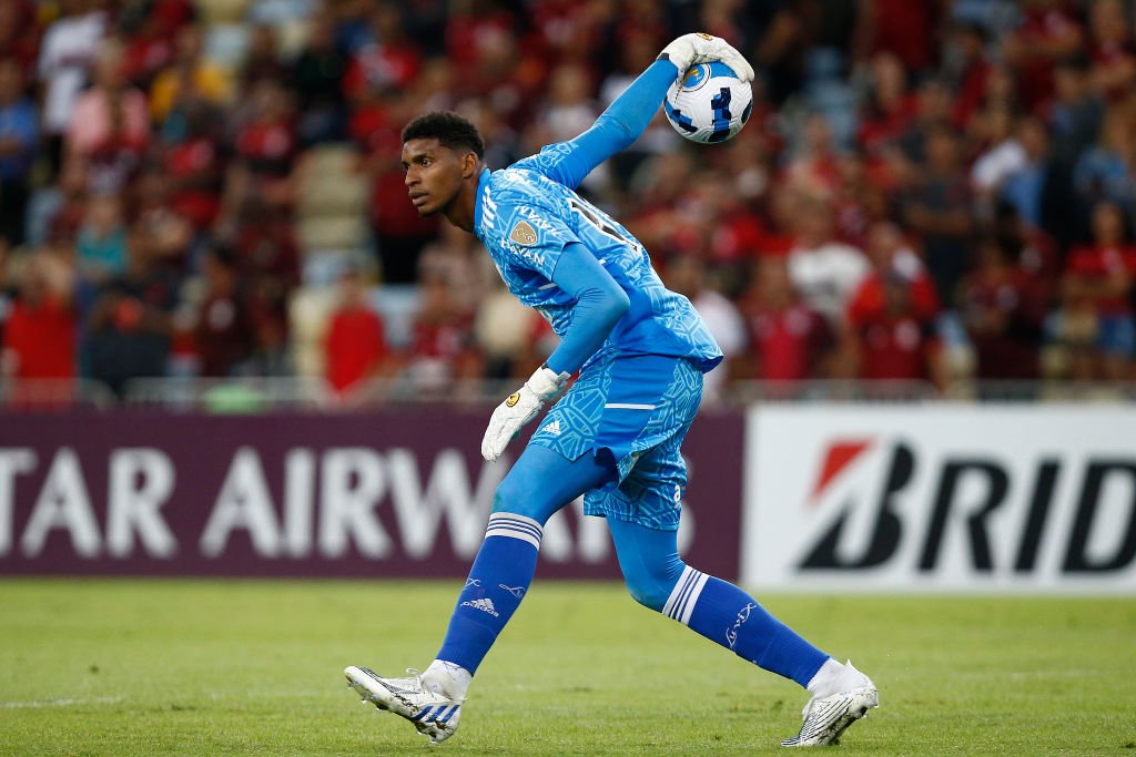 Flamengo acerta venda do goleiro Hugo Souza para o futebol japonês Metrópoles