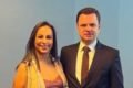 Luciana Pires, advogada de Flávio Bolsonaro, posando para foto com o ex-ministro Anderson Torres. Ela apagou as fotos com ele nas redes sociais após ser expedido mandado de prisão contra o delegado - Metrópoles
