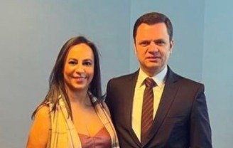Luciana Pires, advogada de Flávio Bolsonaro, posando para foto com o ex-ministro Anderson Torres. Ela apagou as fotos com ele nas redes sociais após ser expedido mandado de prisão contra o delegado - Metrópoles