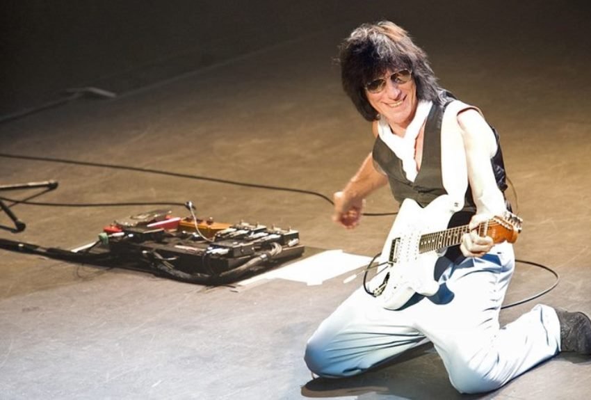 Foto colorida do guitarrista Jeff Beck - Metrópoles