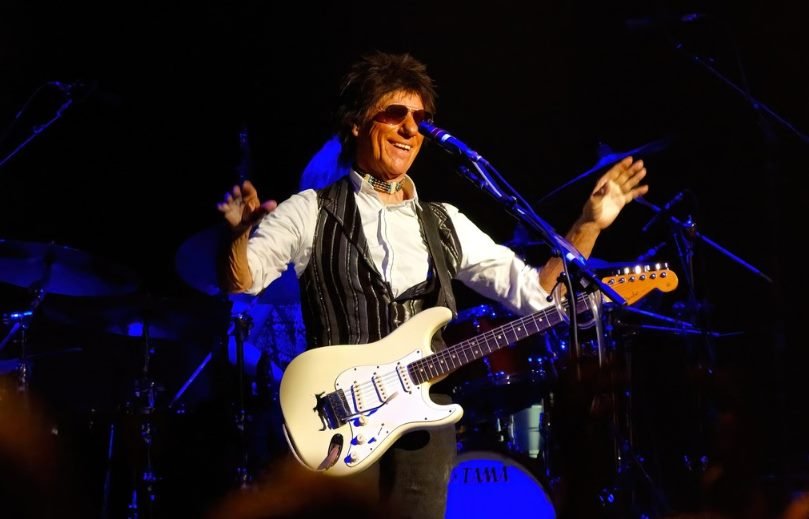 Foto colorida do guitarrista Jeff Beck - Metrópoles
