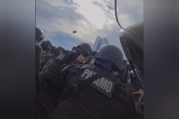 Golpistas apedrejaram policiais em frente ao Planalto