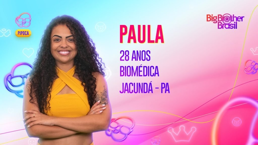 Arte oficial da Globo para Paula, biomédica que participará do time Pipoca no BBB23. Ela é negra, tem cabelo longo, escuro e ondulado, olhos escuros e sorri - Metrópoles