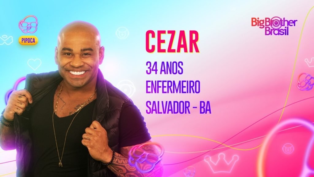 Official Globo art for Cezar, a nurse who will participate in Pipoca's team at BBB23.  He is dark, bald, has dark eyes and smiles-Metropolis