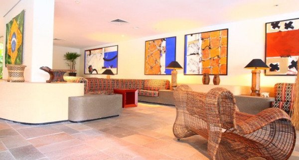 lobby de hotel com sofás e quadros