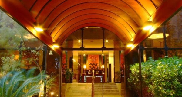 entrada de hotel com luzes amarelas