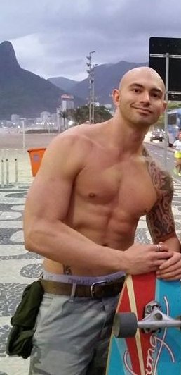 Homem careca e sem bermuda posa para foto em calçadão do Rio de Janeiro. Foto colorida