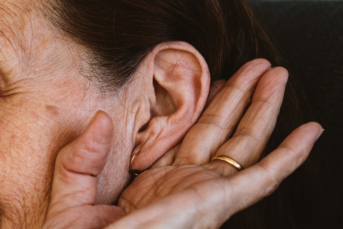 Imagem colorida: idoso com mão no ouvido - Metrópoles