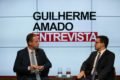 Guilherme Amado entrevista o interventor de segurança pública do DF, Ricado Capelli no Metrópoles.  Ambos aparecem sentados lado a lado com um painel atrás - Metrópoles