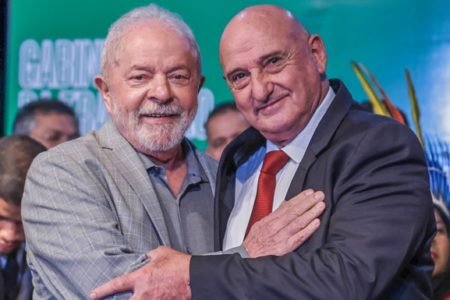 O presidente Lula cumprimenta o chefe do GSI, general Gonçalves Dias, conhecido como G. Dias. Eles se abraçam sorrindo para foto em cerimônia - Metrópoles