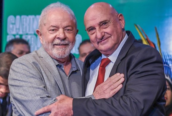 O presidente Lula cumprimenta o chefe do GSI, general Gonçalves Dias, conhecido como G. Dias. Eles se abraçam sorrindo para foto em cerimônia - Metrópoles