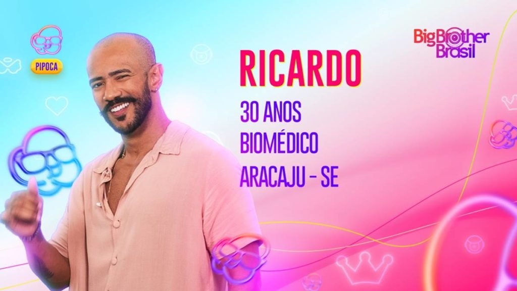 Arte oficial da Globo para Ricardo, biomédico que participará do time Pipoca no BBB23. Ele é pardo, careca, tem barba escura, cabelo preto e sorri - Metrópoles