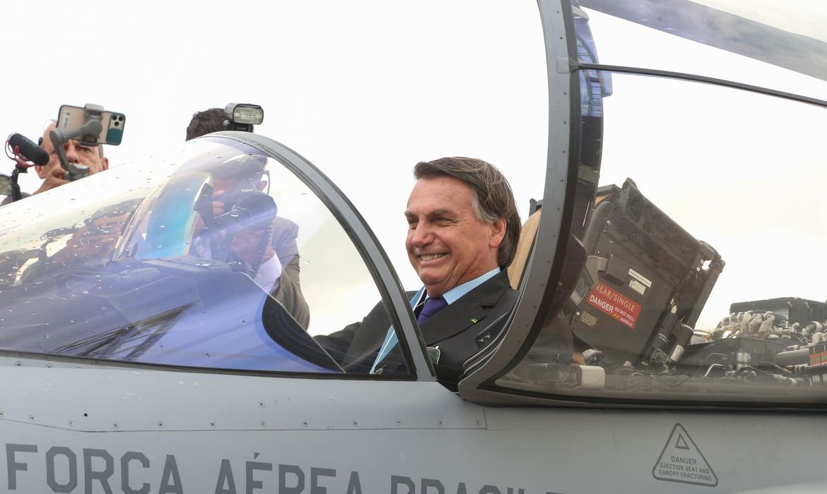 Filha de Jair Bolsonaro voa na cabine do avião A319 presidencial; assunto  polemiza