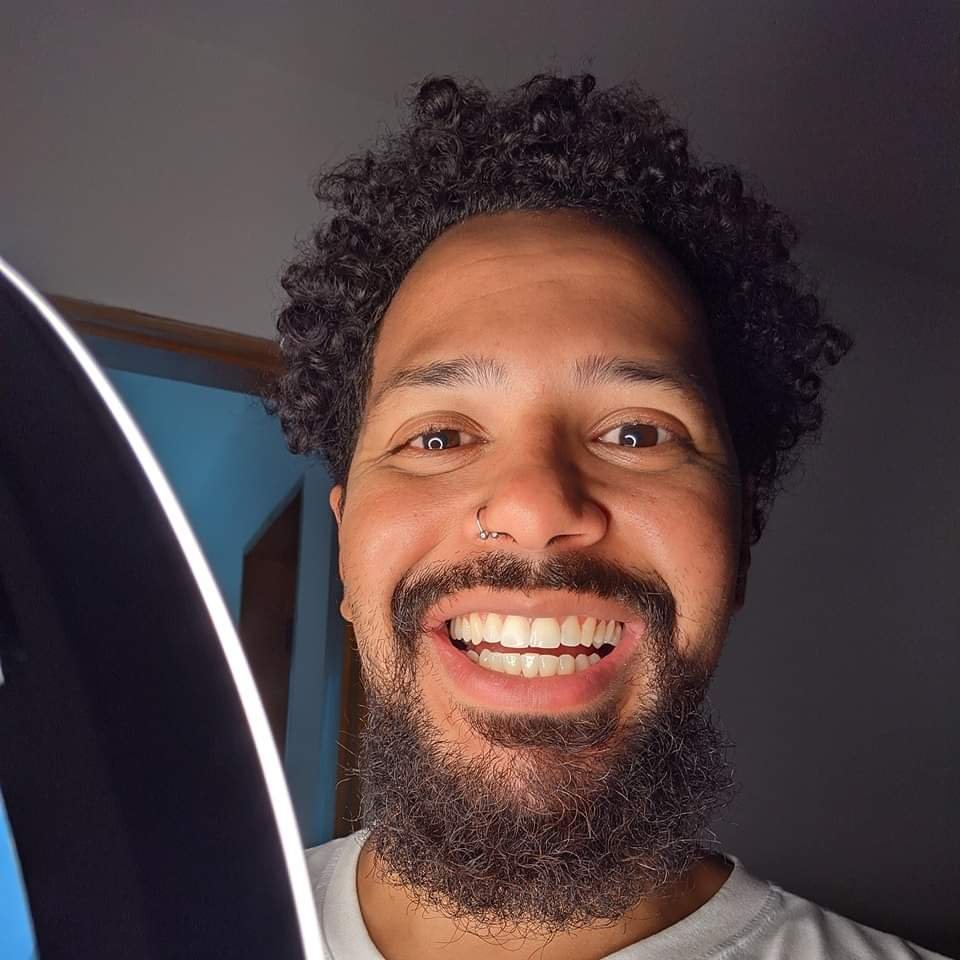 Imagem colorida de influenciador digital