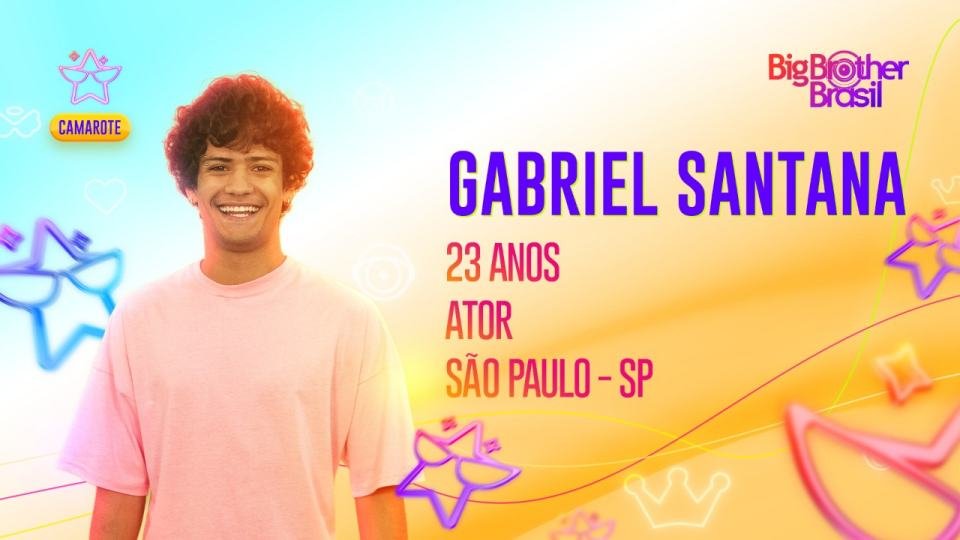 Arte oficial da Globo para Gabriel Santana, ator que participará do time camarote no BBB23. Ele é pardo, tem cabelo médio cacheado e castanho, olhos escuros e sorri - Metrópoles