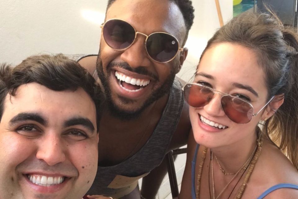 A imagem colorida mostra Fred Nicacio do BBB23 ao lado de uma colega e um ex-professor