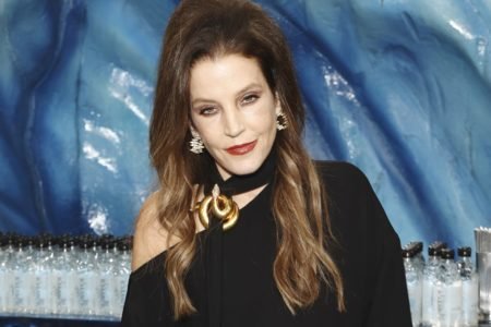 Lisa Marie Presley posa para fotos no Globo de Ouro - Metrópoles
