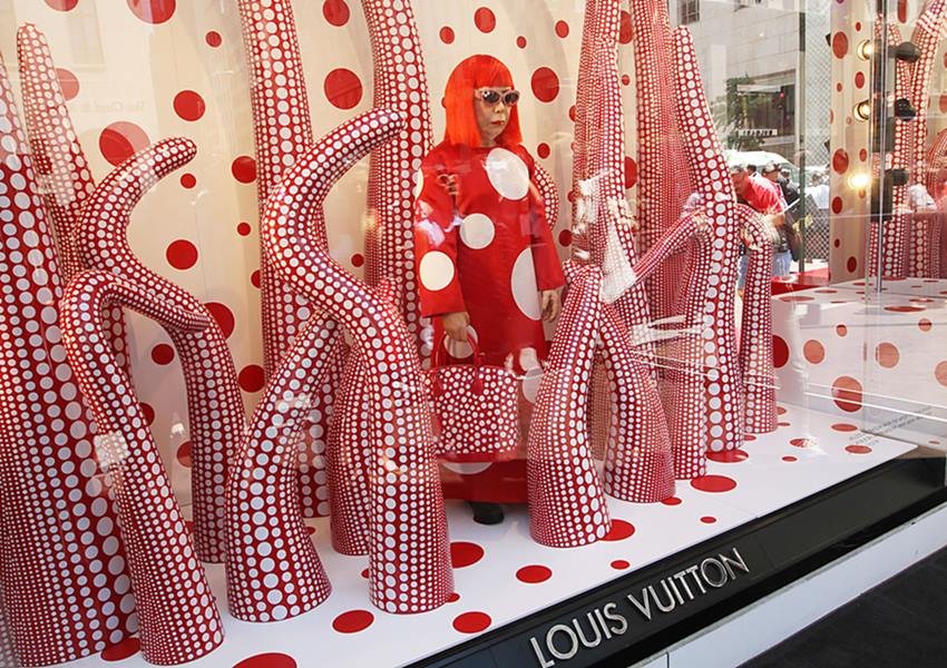 Vitrine da loja Louis Vuitton em Paris, em 2012. Dentro do vidro é possível ver obras de arte e uma boneca da artista Yayoi Kusama. - Metrópoles