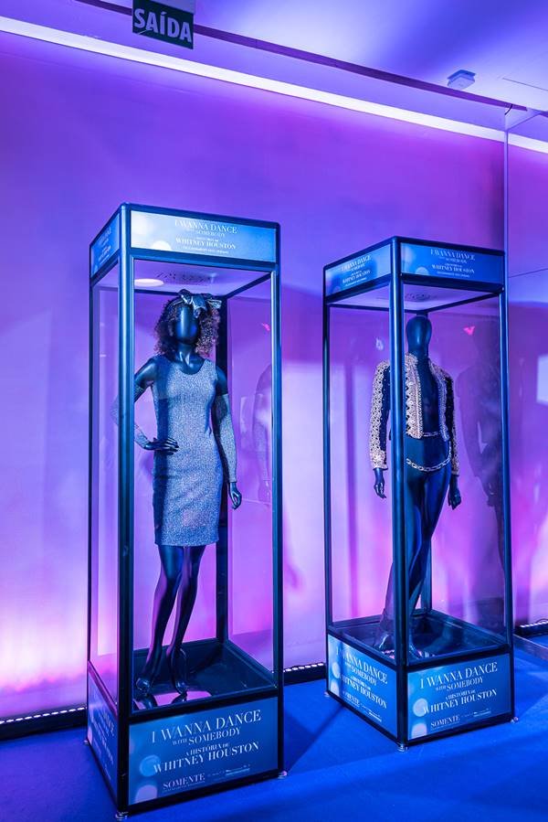 Looks de exposição com figurino do filme sobre Whitney Houston - Metrópoles