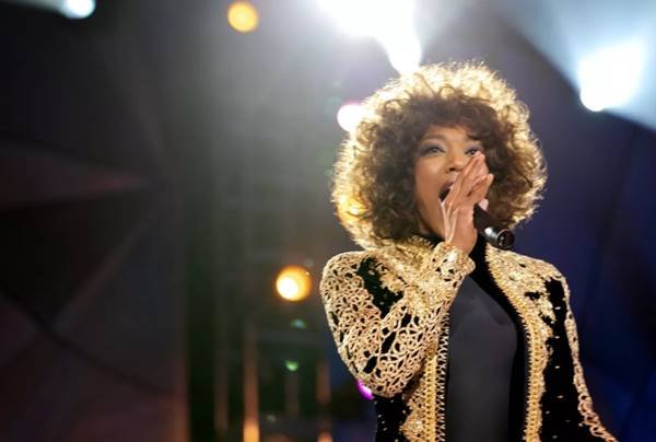Naomi Ackie no filme I Wanna Dance With Somebody, interpretando Whitney Houston - Metrópoles