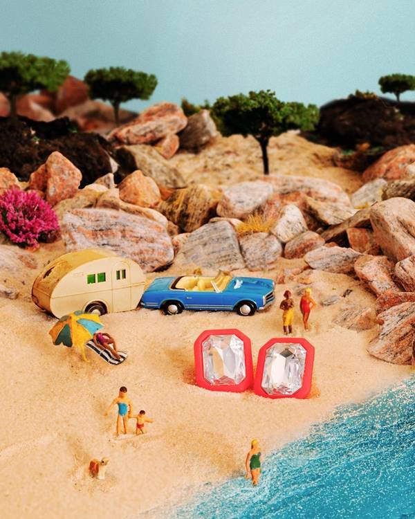 Brincos da marca Abi Project são posicionados em uma cenário de praia - Metrópoles