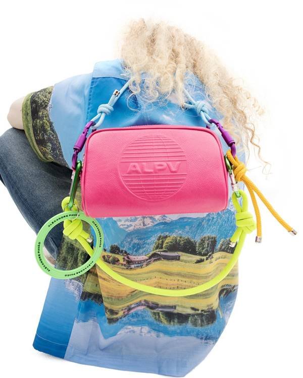 Modelo usa bolsa Alexandre Pavão na cores azul, verde e laranja - Metrópoles