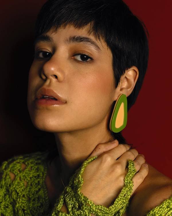 Model usa brinco colorido nas cores verde e amarelo da marca Azulerde - Metrópoles