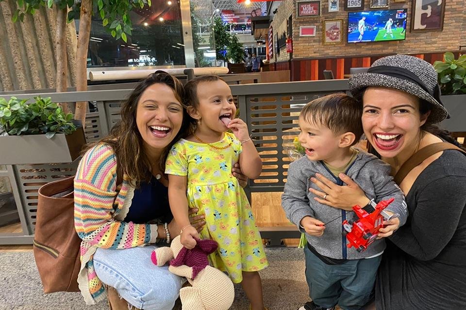 Foto de duas mulheres segurando crianças