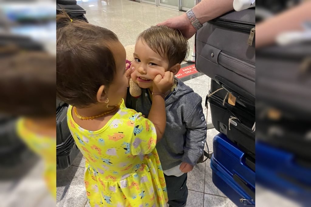 Foto de duas crianças se apertando