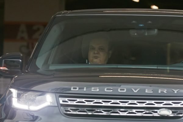 Governador Ibaneis Rocha dentro de carro na frente da PF - Metrópoles