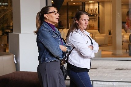 A primeira-dama Janja aparece acompanhada de equipe caminhando pelo Casa Park a procura de móveis, prestes a se mudar para o Palácio do Alvorada - Metrópoles