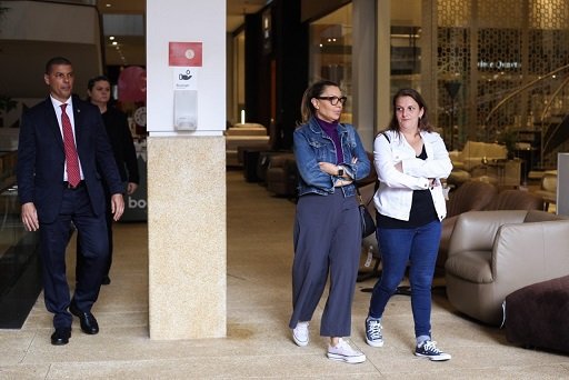 A primeira-dama Janja aparece acompanhada de equipe caminhando pelo Casa Park a procura de móveis, prestes a se mudar para o Palácio do Alvorada - Metrópoles