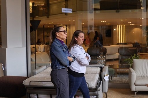 A primeira-dama Janja aparece acompanhada de equipe caminhando pelo Casa Park a procura de móveis, prestes a se mudar para o Palácio do Alvorada - Metrópoles